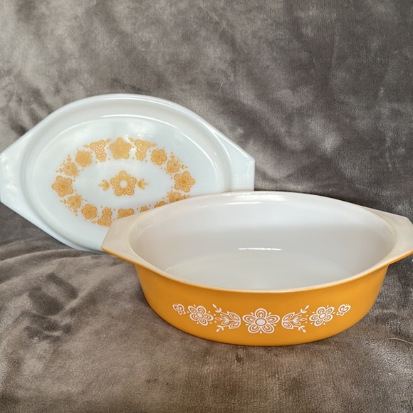 VTG | BUTTERFLY Gold PYREX 045 2.5 qt covered casserole - Picture 2 of 8
